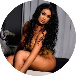 AmayaBrexton naked before webcam in live video chat