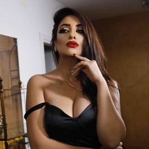 BustyGeoBaby naked before webcam in live video chat