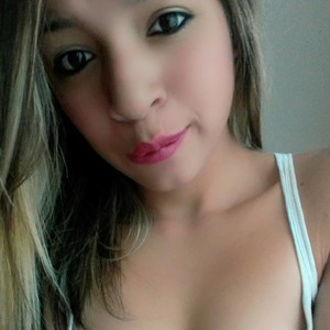 Candycarolin naked before webcam in live video chat
