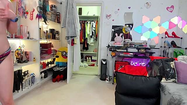LyzMania naked stripping on cam for live sex video chat