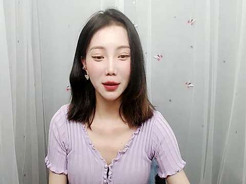 pineappleMiss naked stripping on cam for live sex video chat