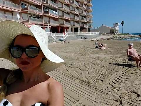 Roksalana naked stripping on cam for live sex video chat