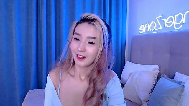 SharaSuo naked stripping on cam for live sex video chat