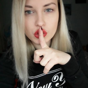 ShinyKatty naked before webcam in live video chat