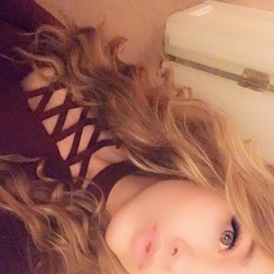 Trixiegirl3 naked before webcam in live video chat