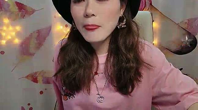 WJennifer naked stripping on cam for live sex video chat