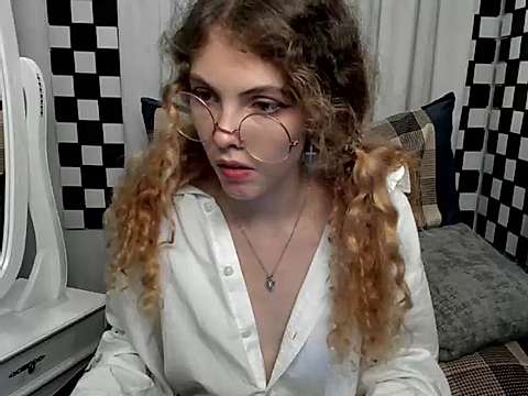 LisaBonety naked stripping on cam for live sex video chat