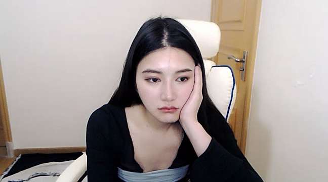 Elly_papa naked stripping on cam for live sex video chat