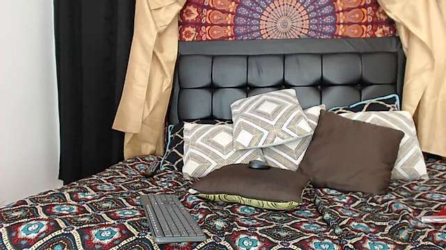 White_Moon12 naked stripping on cam for live sex video chat