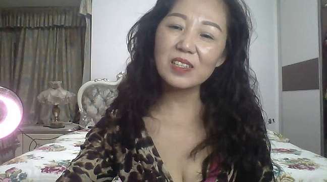 AmySun naked stripping on cam for live sex video chat