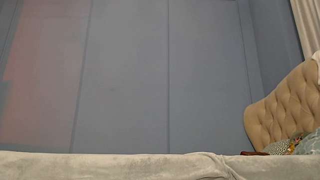 Casandracatsa naked stripping on cam for live sex video chat