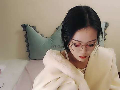 Eliauk_Q naked stripping on cam for live sex video chat