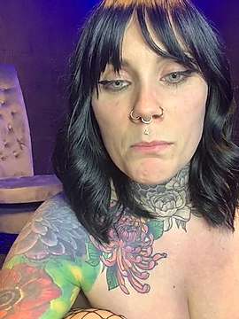 tattooedslutxxx naked stripping on cam for live sex video chat