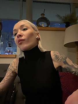 VeneraCutee naked stripping on cam for live sex video chat