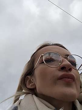 LizNoir naked stripping on cam for live sex video chat