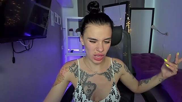 Maiden_Crystal naked stripping on cam for live sex video chat