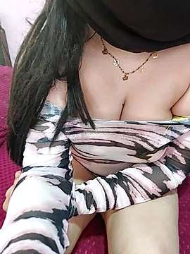 QueeNNooFF naked stripping on cam for live sex video chat