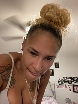 LolaBodyBunny naked stripping on cam for live sex video chat