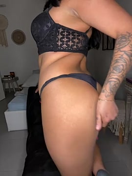 Niiaraah naked stripping on cam for live sex video chat