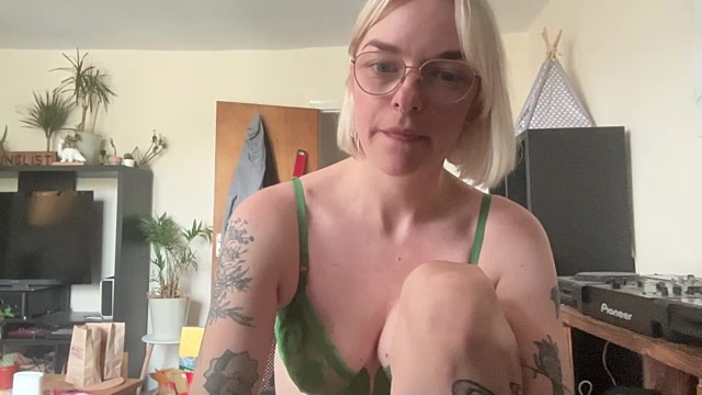 Flirty_Babe_Sarah naked stripping on cam for live sex video chat