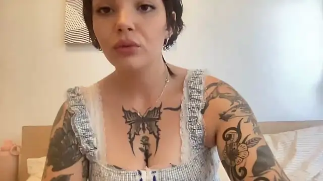 SweetMaisie naked stripping on cam for live sex video chat