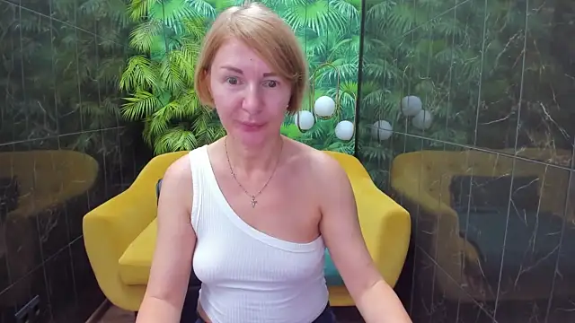 BelleCharming naked stripping on cam for live sex video chat