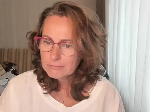 lauraoven naked stripping on cam for live sex video chat