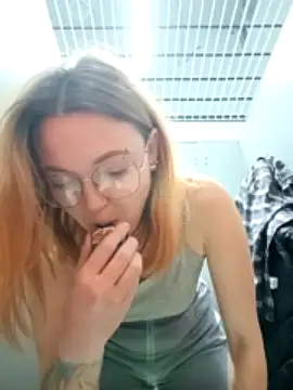 Shine-Diamond naked stripping on cam for live sex video chat