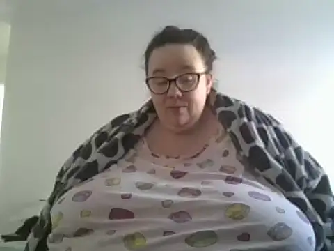 curvylu95 naked stripping on cam for live sex video chat