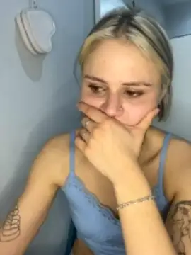 ElasticGirlXx naked stripping on cam for live sex video chat