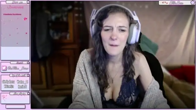 EllieeRose naked stripping on cam for live sex video chat