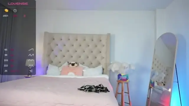HumbleJess naked stripping on cam for live sex video chat