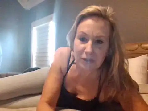 Lisaisluscious naked stripping on cam for live sex video chat