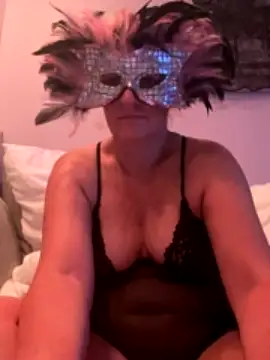 luna_luxx_milf naked stripping on cam for live sex video chat