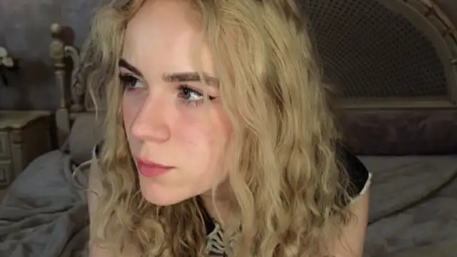 LynnBrown naked stripping on cam for live sex video chat
