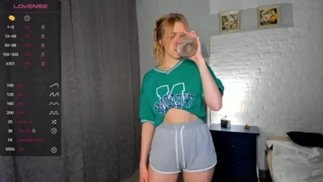 MaryMoonj naked stripping on cam for live sex video chat