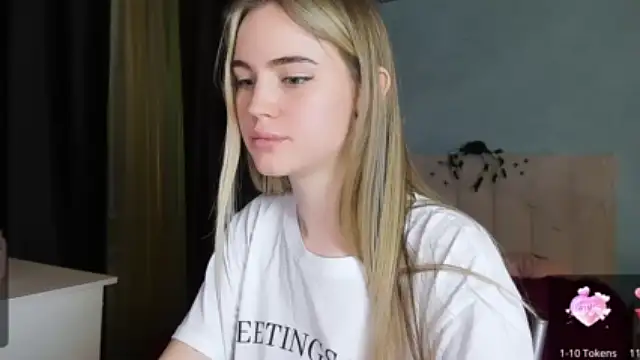 NayiahHoliday naked stripping on cam for live sex video chat