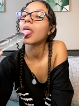 _Neeka_Reign_ naked stripping on cam for live sex video chat