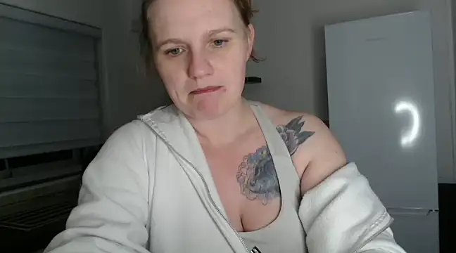 samanthaalice naked stripping on cam for live sex video chat