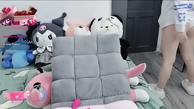 MinhHa-18 naked stripping on cam for live sex video chat