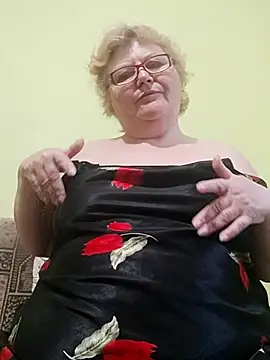 AlenushkaGold naked stripping on cam for live sex video chat