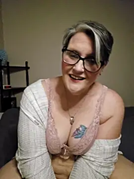 DEESPRETTIES naked stripping on cam for live sex video chat