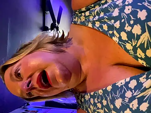 SexySizeddMILF naked stripping on cam for live sex video chat