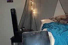 SweetHoneyBunz naked stripping on cam for live sex video chat