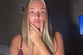 LaceyMilliexoxo naked stripping on cam for live sex video chat